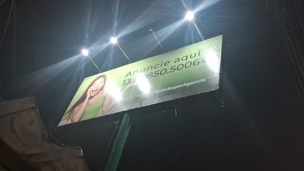 Totem Iluminado Noturno